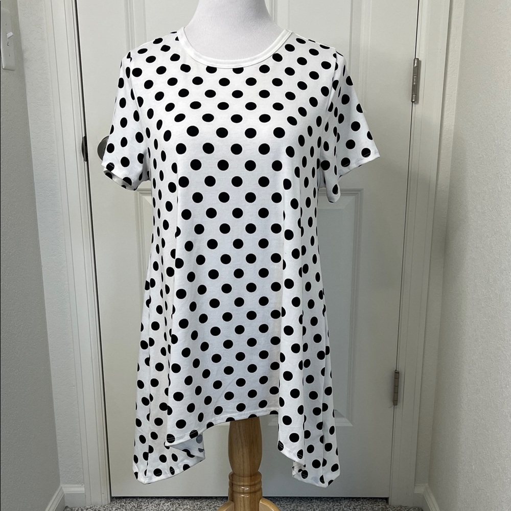 LuLaRoe Melissa Tunic Top Medium 10-12 Black White Polka Dot Sharkbite Hem
